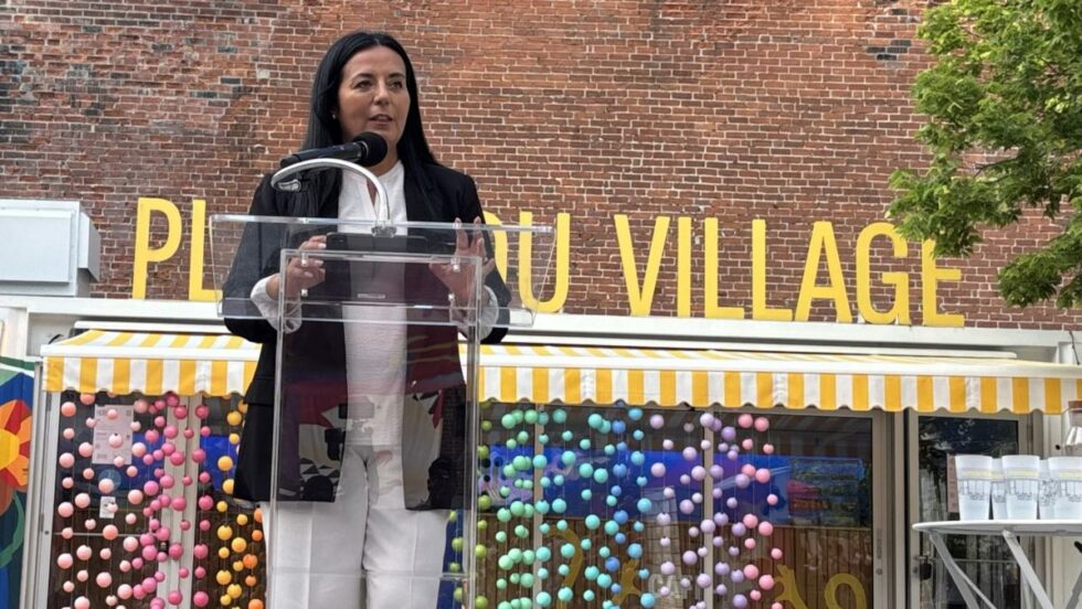 Soraya Martinez Ferrada devant un aménagement représentant les célèbres boules du Village à la Place du Village.