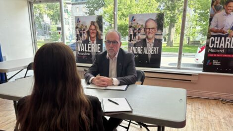 Andr&eacute; A. Morin dans son local &eacute;lectoral, discutant avec une journaliste.