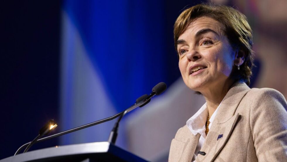 Christine Fréchette prononce une allocution sur scène pendant la rencontre électorale de l'UMQ, le 18 septembre 2026.