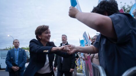 Christine Fréchette salue la foule à son arrivée au débat télévisé de TVA.