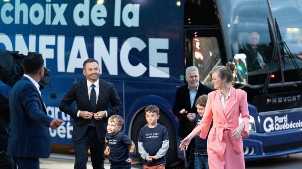 Paul St-Pierre Plamondon, chef du PQ, devant son autobus de campagne à son arrivée au Face-à-face TVA.