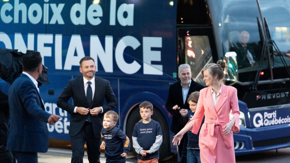 Paul St-Pierre Plamondon, chef du PQ, devant son autobus de campagne à son arrivée au Face-à-face TVA.