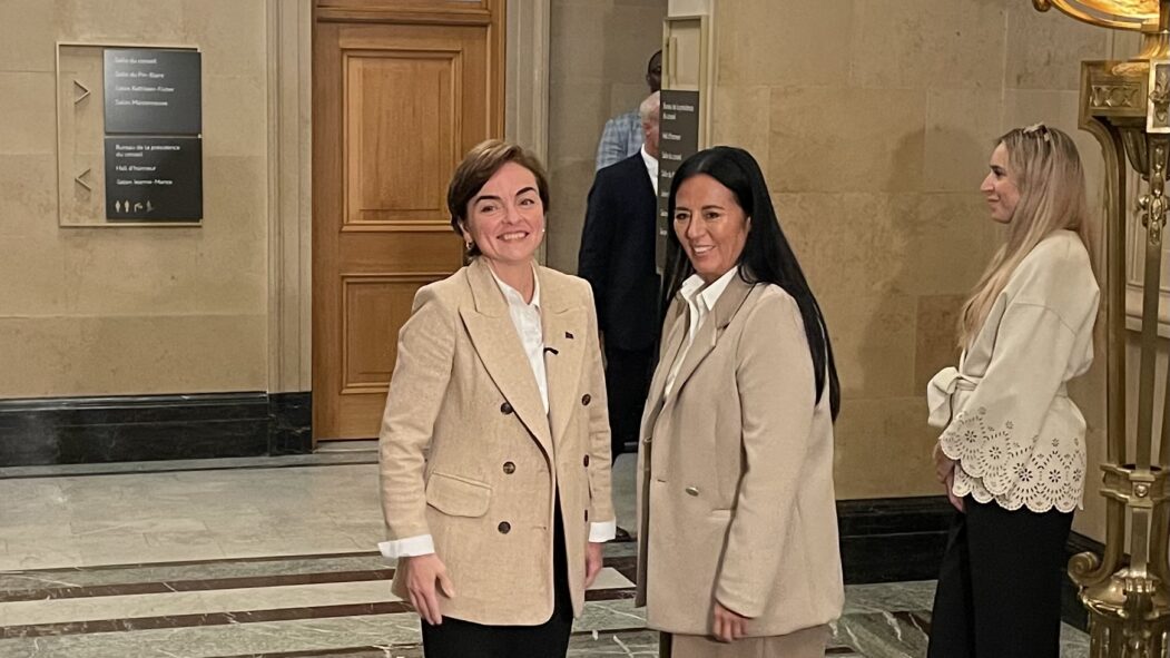 Christine Fréchette et Soraya Martinez Ferrada à l’arrivée d’une rencontre à l’hôtel de ville de Montréal portant sur l’itinérance.