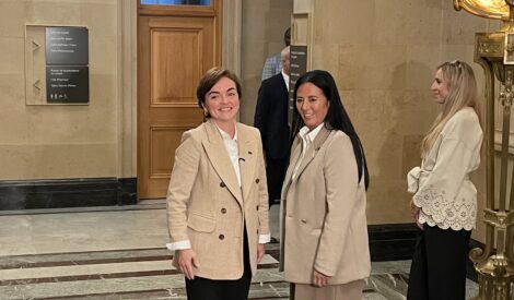 Christine Fréchette et Soraya Martinez Ferrada à l’arrivée d’une rencontre à l’hôtel de ville de Montréal portant sur l’itinérance.