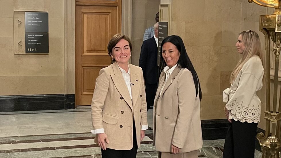 Christine Fréchette et Soraya Martinez Ferrada à l’arrivée d’une rencontre à l’hôtel de ville de Montréal portant sur l’itinérance.