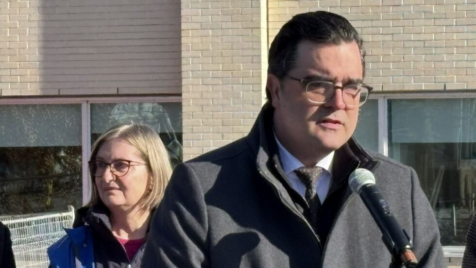 Jean-Denis Charest, PDG de la CCEM, devant l'hôpital Maisonneuve-Rosemont.