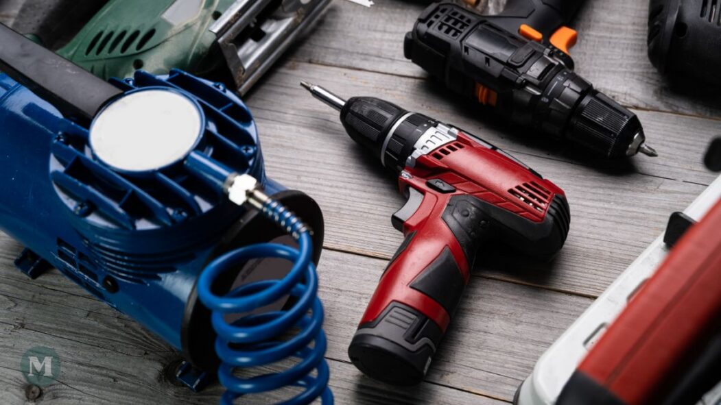 Des outils électriques sur une table.