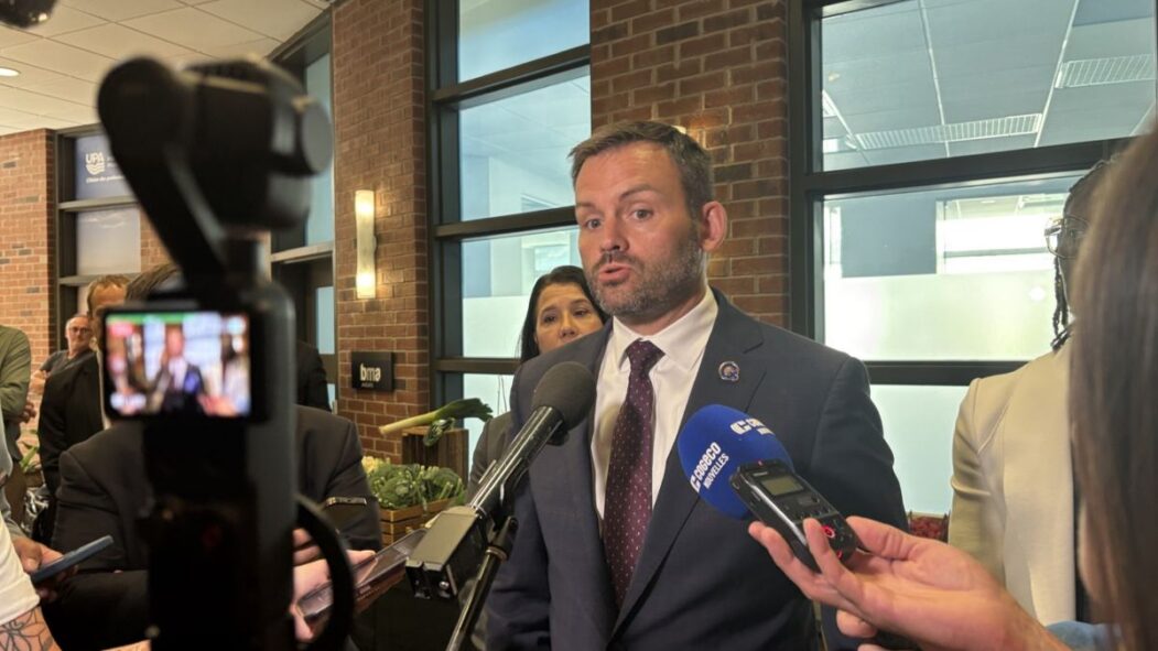 Paul St-Pierre Plamondon pendant un scrum dans les bureaux de l'UPA le 10 septembre 2026.