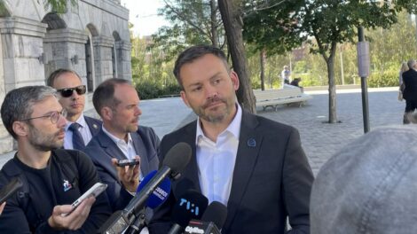 Paul St-Pierre Plamondon en point de presse derrière l'hôtel de ville de Montréal.