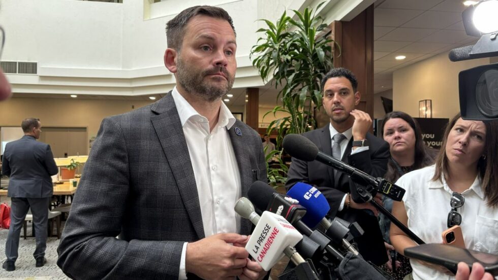 Paul St-Pierre Plamondon lors d'un point de presse à Longueuil dans le cadre des élections provinciales.