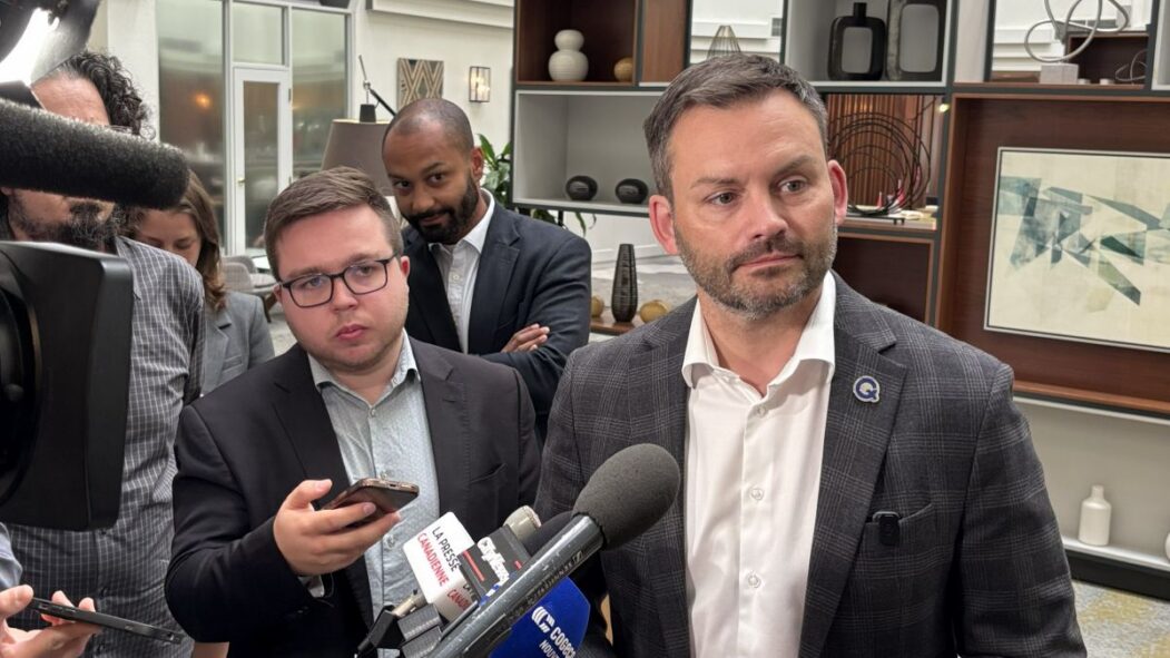 Paul St-Pierre Plamondon lors d'un point de presse à Longueuil dans le cadre des élections provinciales.