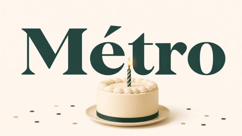 Un gâteau d'anniversaire devant le logo de Métro.