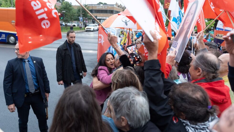 Ruba Ghazal embrasse des partisans à son arrivée au Face-à-face TVA le 15 septembre 2026.