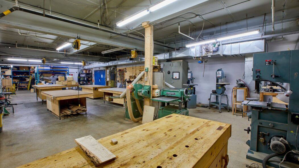 Des espaces de fabrication et des outils à l'intérieur de l'atelier LESPACEMAKER.