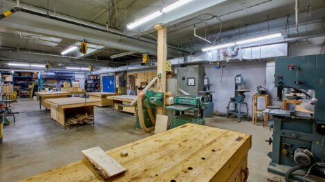 Des espaces de fabrication et des outils à l'intérieur de l'atelier LESPACEMAKER.