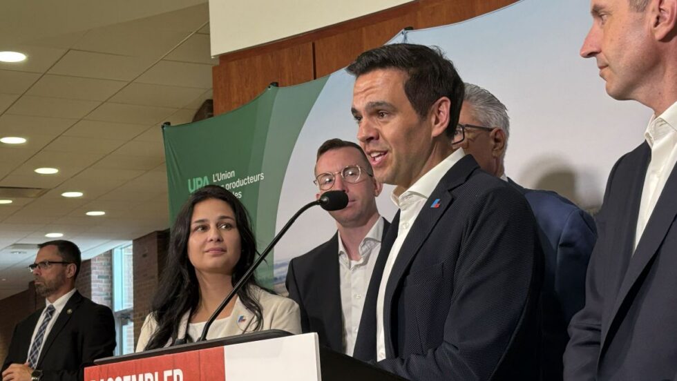 Charles Milliard accompagnés de candidats du Parti libéral du Québec.