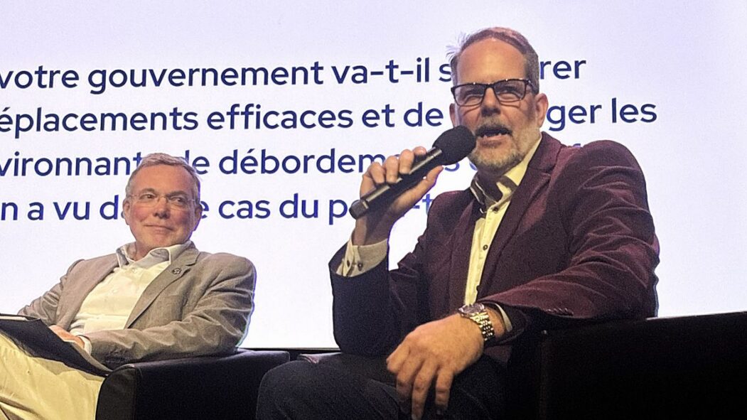 Alexandre Boulerice et Philippe Schnobb lors d'un débat sur le transport dans le Grand Montréal.