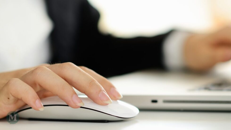 Une femme avec un laptop et une souris.