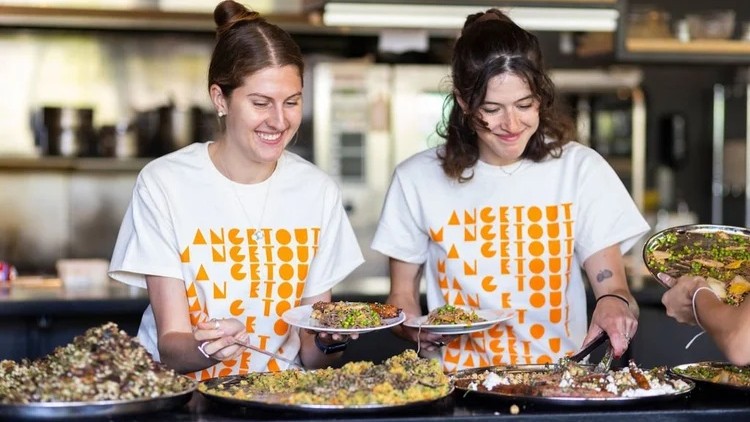 Deux femmes sélectionnent de la nourriture pendant le festival MANGETOUT 2025.