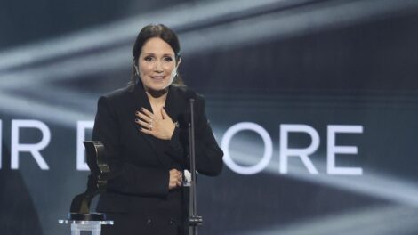 France Beaudoin sur sc&egrave;ne lors du Gala des Prix des G&eacute;meaux, remportant un prix pour la s&eacute;rie "J'ai souvenir encore".