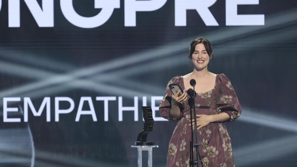 Florence Longpré sur scène lors du Gala des Prix des Gémeaux, remportant un prix pour la série Empathie.