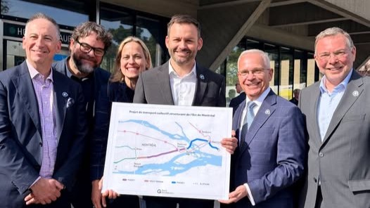 Paul St-Pierre Plamondon tenant une carte avec le tracé proposé pour le projet structurant de l'Est.