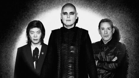 Image promotionnelle en noir et blanc de la tournée de Smashing Pumpkins, montrant James Lha, Billy Corgan et Jimmy Chamberlin.