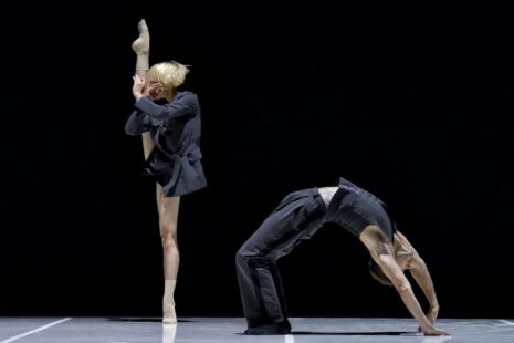 Deux danseurs sur scène pendant une représentation du spectacle "Dance Me" de Ballets Jazz Montréal.