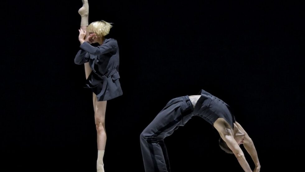 Deux danseurs sur scène pendant une représentation du spectacle "Dance Me" de Ballets Jazz Montréal.