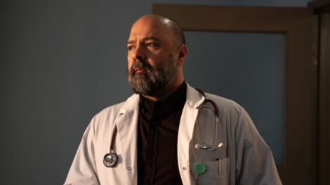 Mani Soleymanlou dans une scène de la série Angles morts.