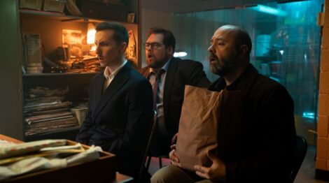 Guillaume Cyr, Mani Soleymanlou et Pier-Luc Funk dans une sc&egrave;ne de la s&eacute;rie Angles morts.