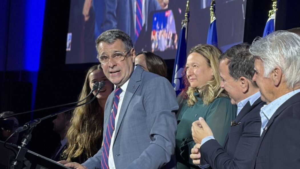 Éric Duhaime sur scène pendant son discours post-électoral.
