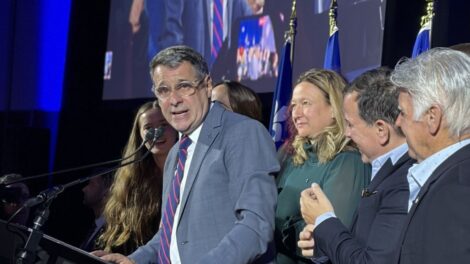 Éric Duhaime sur scène pendant son discours post-électoral.