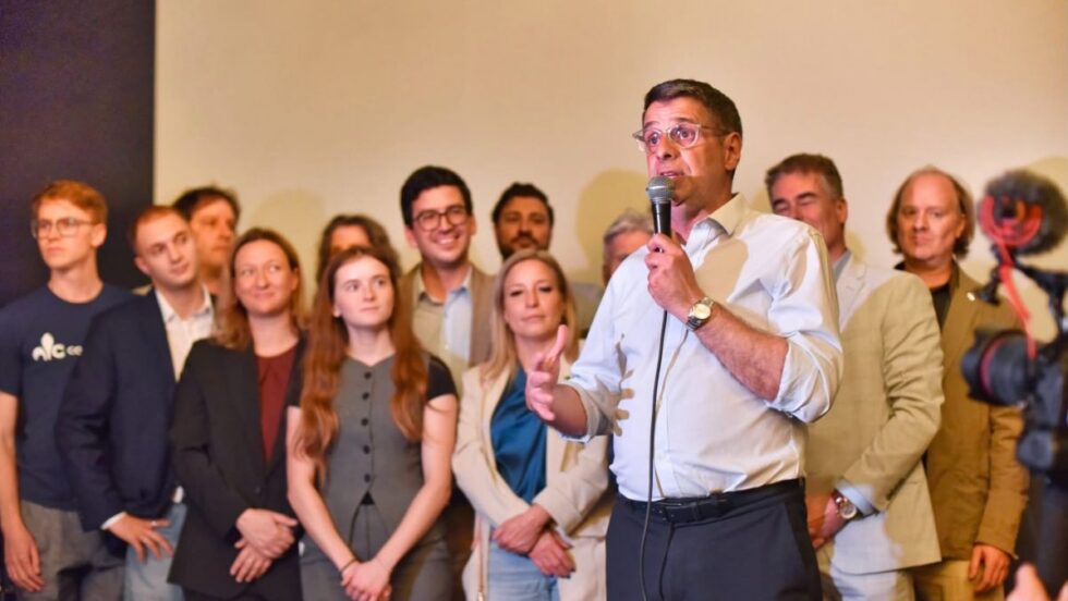 Éric Duhaime devant des candidats du PCQ.