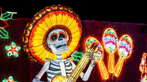 Décorations d'Halloween montrant un squelette en style mariachi dans le cadre du Festilumi.
