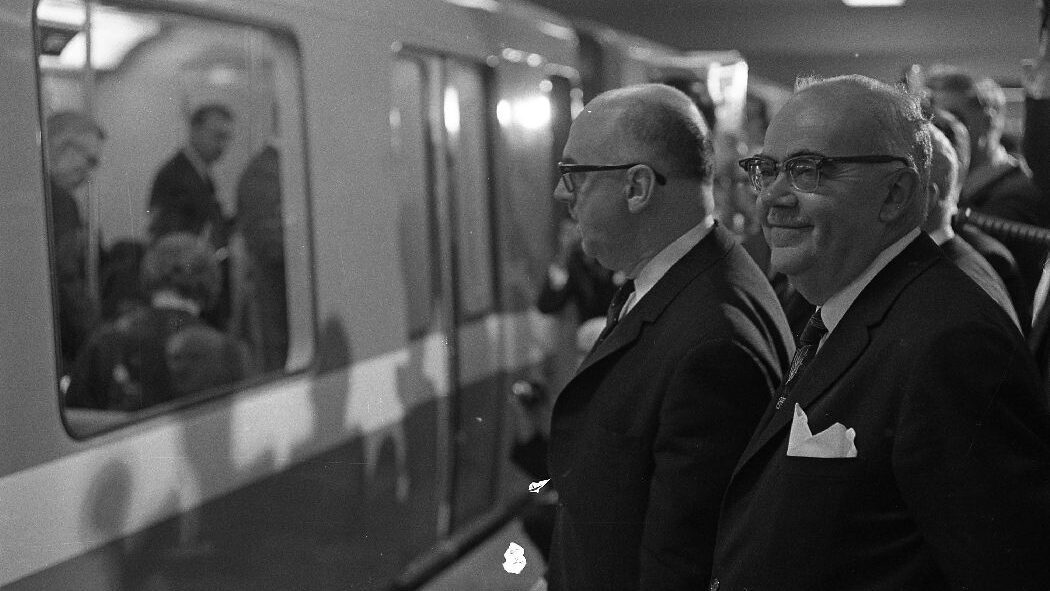 Image en noir et blanc montrant le maire Jean Drapeau qui se prépare à embarquer dans un train du métro lors de l'inauguration du réseau le 14 octobre 1966.