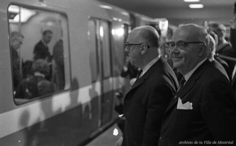 Image en noir et blanc montrant le maire Jean Drapeau qui se prépare à embarquer dans un train du métro lors de l'inauguration du réseau le 14 octobre 1966.