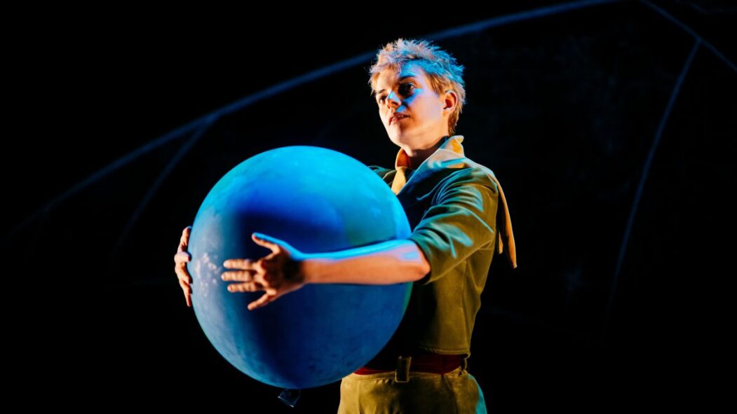 Thomas O'Brien dans une scène de la production théâtrale du Petit Prince.