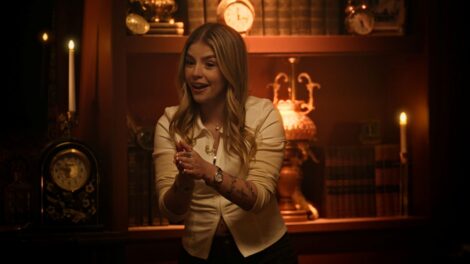 L'influenceuse Cocottee dans une scène de la série L'usine de peurs.