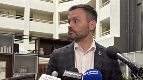 Paul St-Pierre Plamondon pendant un point de presse.