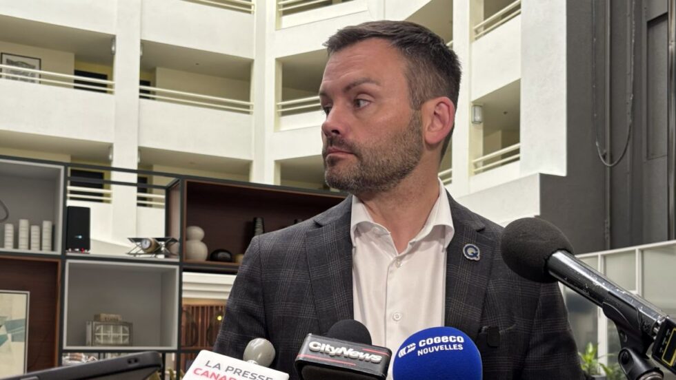 Paul St-Pierre Plamondon pendant un point de presse.