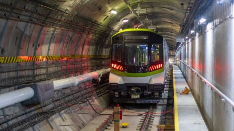 Un train du REM circule dans le tunnel menant à l'aéroport Montréal-Trudeau.