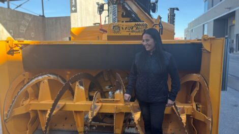 Soraya Martinez Ferrada devant une déneigeuse de la Ville de Montréal.