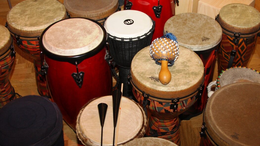 Des instruments a percussion pour illustrer le spectacle du chanteur Amir à L'Olympia de Montréal.