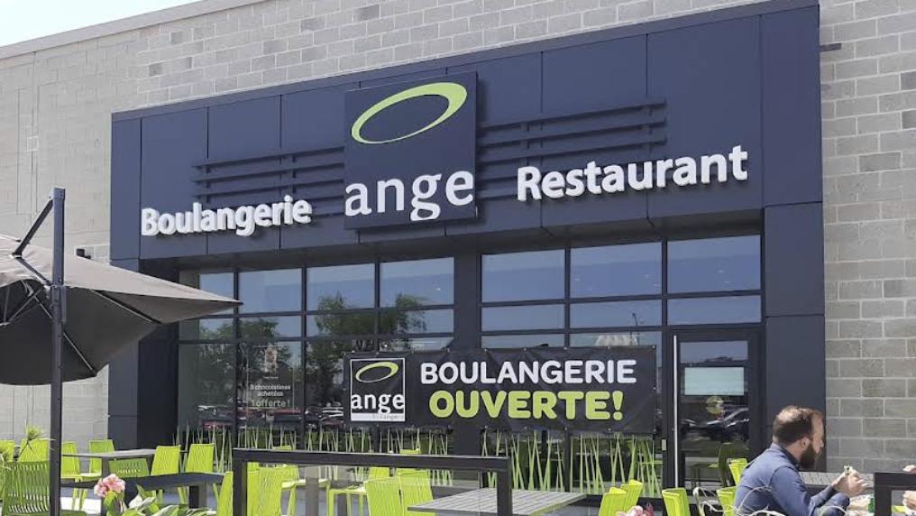 La terrasse de la boulangerie Ange du Mail Champlain, à Brossard.