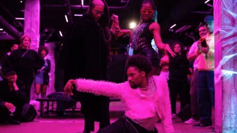 Des personnes dansent sur scène pendant le Festival Massimadi.