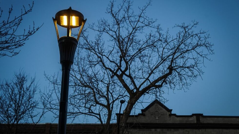 Un lampadaire DEL de la rue Saint-Denis.