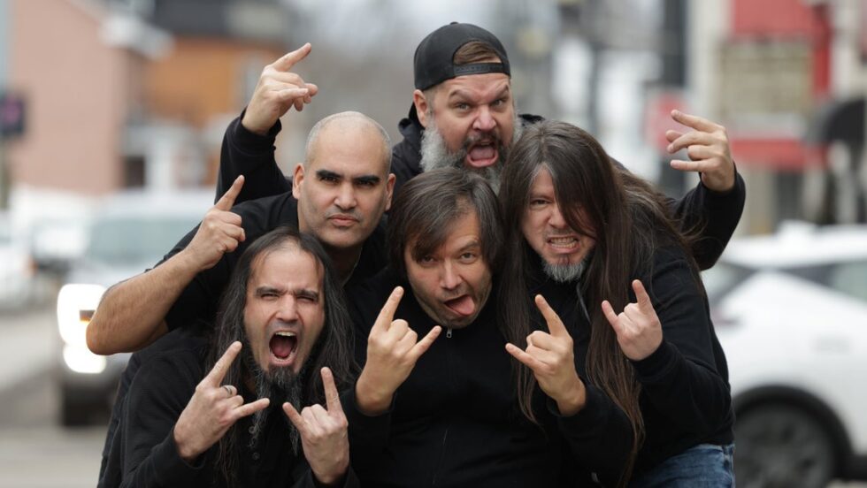 Mononc' Serge avec les membres du groupe Anonymous.