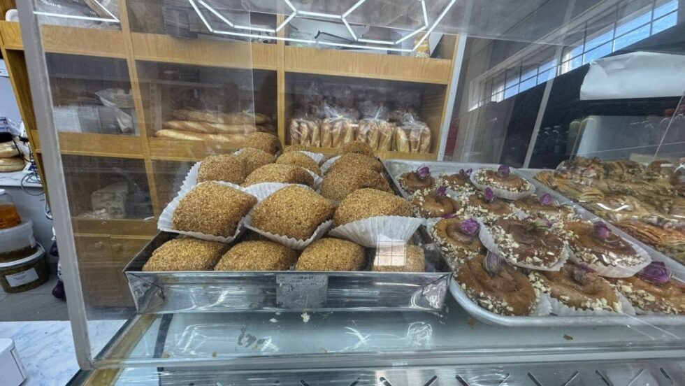 Des produits sur les étagères de la Boulangerie et pâtisserie Amiens, à Montréal-Nord.