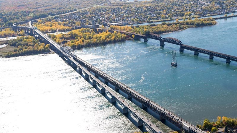 Vue aérienne du pont Honoré-Mercier, en direction de la Rive-Sud.